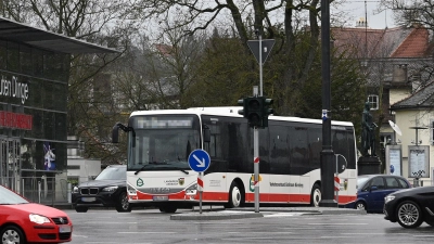 In Ansbach ist eine Seniorin von einem anfahrenden Bus im Bereich der Promenade erfasst worden. (Archivbild: Jim Albright)