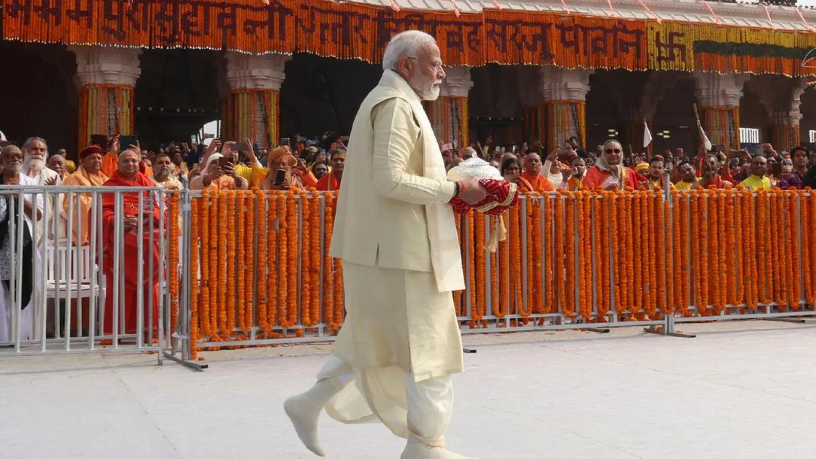 Der indische Premierminister Narendra Modi während der Eröffnung des Tempels in Ayodhya. (Foto: Press Information Bureau/dpa)