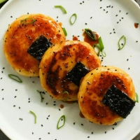 Die Mochi sind nicht aus Reis, sondern aus Kartoffelpüree und Kartoffelstärke. Gefüllt wird der weiche und dehnbare Teig mit schmelzendem Käse. Der Überzug ist eine klebrig-süße Sojaglasur. (Foto: Lesley Brügger/lemonsanddragons/dpa-tmn)