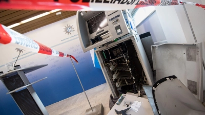 Das Landeskriminalamt in München zeigt einen gesprengten Geldautomaten. (Foto: Matthias Balk/dpa)
