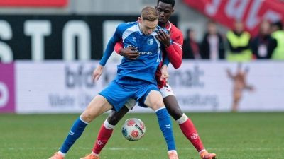 Maximilian Breunig (Magdeburg) und Maxwell Gyamfi (1. FC Kaiserslautern) kämpfen um den Ball. (Foto: Uwe Anspach/dpa)