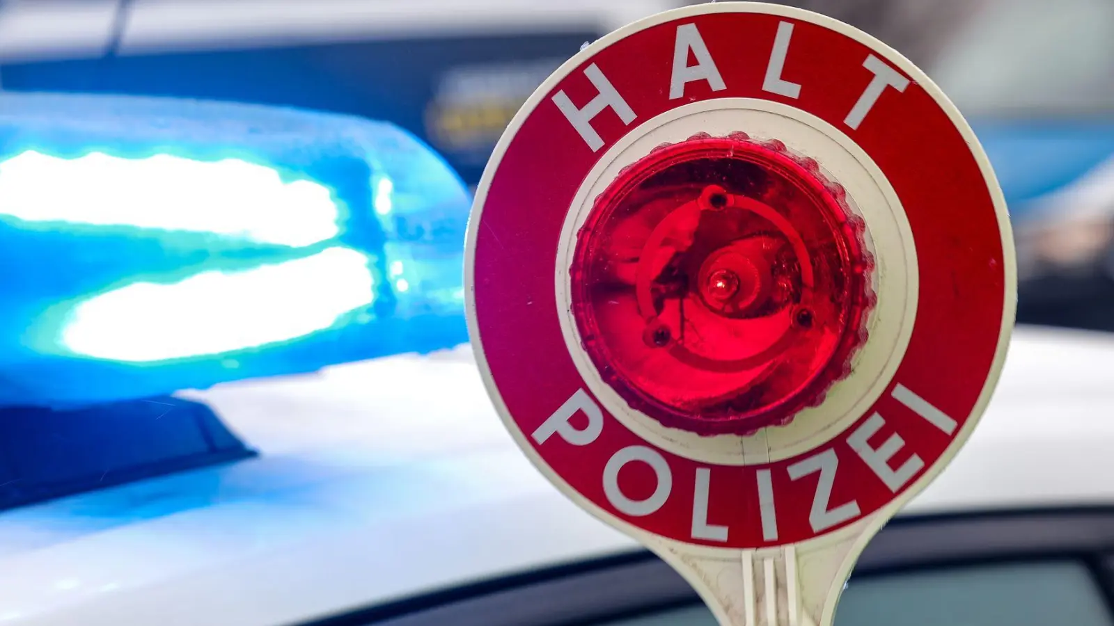 Bei der Kontrolle fanden die Polizisten mehrere Geldbündel im Wagen. (Symbolbild) (Foto: Jan Woitas/dpa)