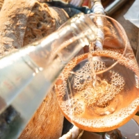 Fifty-fifty: Das ist eine gute Faustregel für das Verhältnis zwischen Mineralwasser und Wein.  (Foto: Christin Klose/dpa-tmn)
