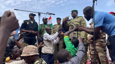 Mohamed Toumba, einer der Soldaten, die den nigrischen Präsidenten Mohamed Bazoum gestürzt haben, spricht zu Anhängern der nigrischen Junta. (Foto: Sam Mednick/AP/dpa)