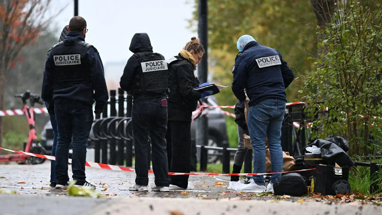 Ein Mann wurde nach Schüssen in Frankreich festgenommen.  (Foto: Emma Da Silva/AP/dpa)