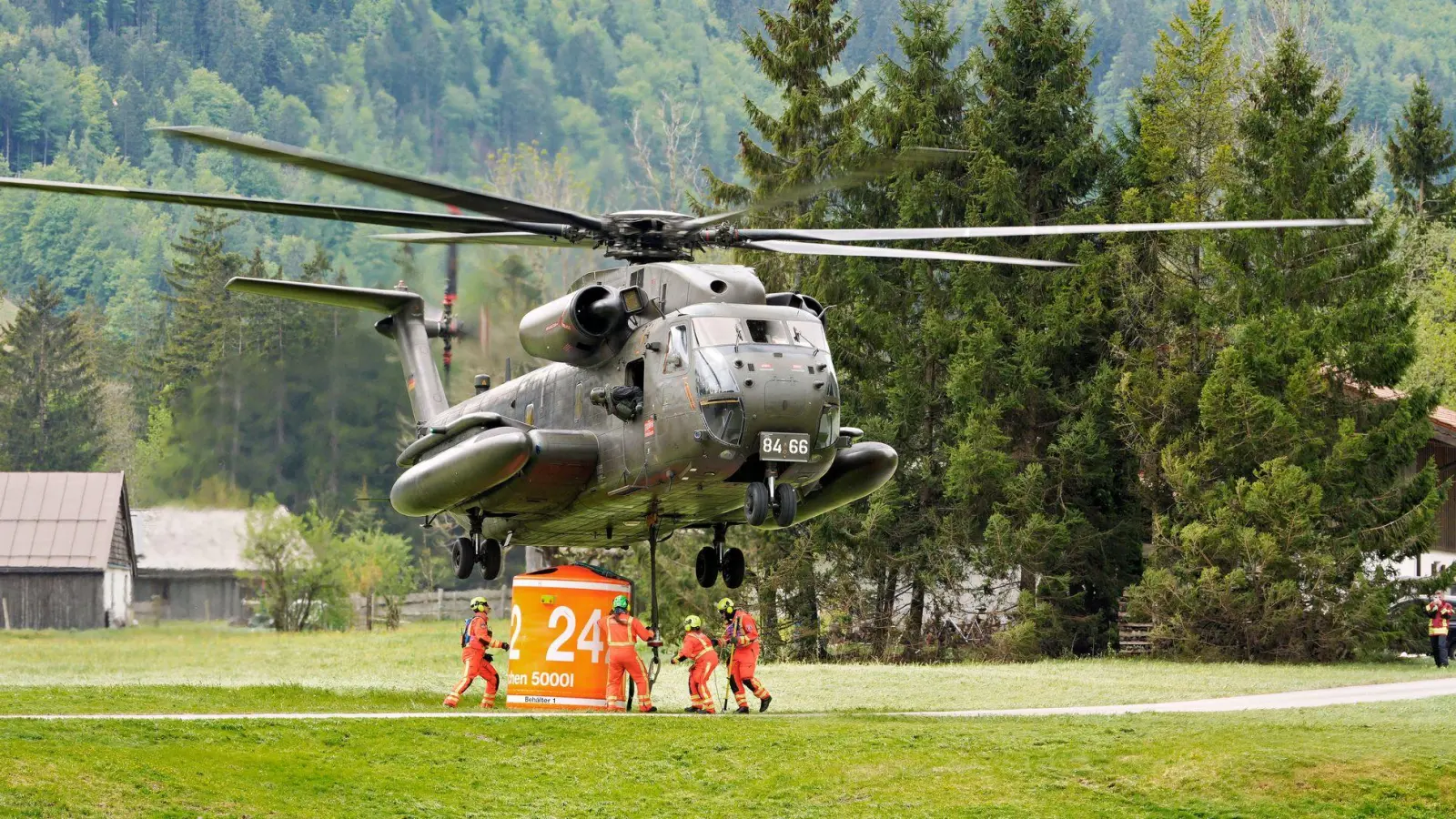 Hubschrauber sind weiter im Akkord unterwegs.  (Foto: Uwe Lein/dpa)