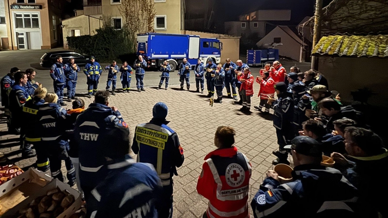 Manöverkritik beim THW: Zum Schluss gab es zwischen allen Beteiligten eine ausgiebige Feedback-Runde mit anschließender Verpflegung. (Foto: THW/Sascha Lemke)