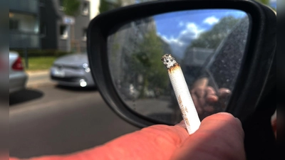 Der Bundesrat unternimmt einen neuen Anlauf für ein Rauchverbot im Auto in Anwesenheit von Kindern. (Symbolbild) (Foto: Paul Zinken/dpa)