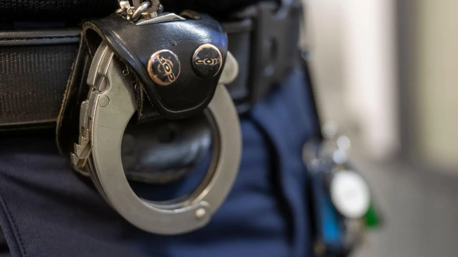 Gegen den 25-Jährigen wird wegen eines versuchten Tötungsdelikts ermittelt. (Symbolbild) (Foto: Peter Kneffel/dpa)