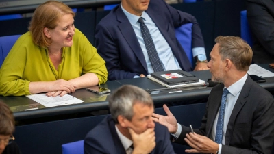 Finanzminister Christian Lindner (FDP) spricht im Bundestag mit Familienministerin Lisa Paus (Grüne). (Foto: Michael Kappeler/dpa)
