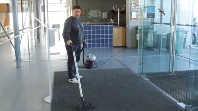 Donato Braico ist unter anderem dafür verantwortlich, dass in der Ballsporthalle am Mosbacher Weg „alles okay ist“, wie er es nennt. Da greift er auch einmal zum Staubsauger. (Foto: Jasmin Kiendl)