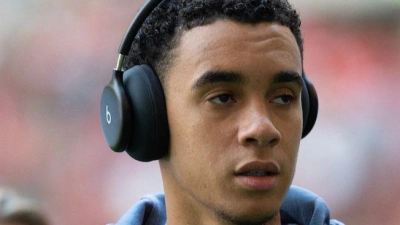 Jamal Musiala hat beim Auswärtsspiel des FC Bayern auf Schalke sein Comeback gegeben. (Foto: Fabian Strauch/dpa)
