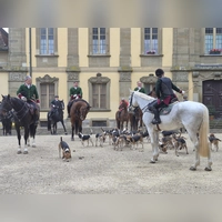 Im Schlosshof versammelten sich die Reiterinnen und Reiter mit der Hundemeute zum Aufbruch. (Foto: Margit Schwandt)