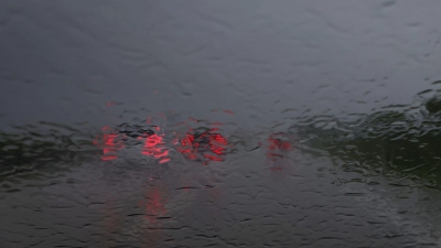 Autos sind während heftigen Regens auf der Autobahn 93 (A93) zu sehen. (Foto: Karl-Josef Hildenbrand/dpa)