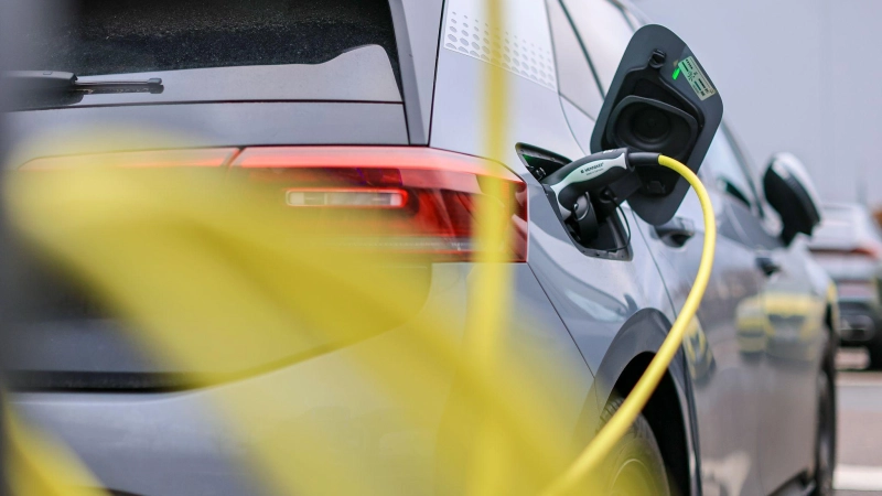 Über die neuen Kaufprämien für E-Autos wurden mehr als 50 Millionen Euro ausgezahlt. (Archivbild) (Foto: Jan Woitas/dpa)