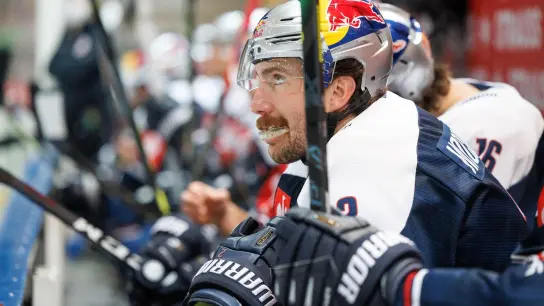 Der deutsche Eishockey-Meister EHC Red Bull München hat Verteidiger Andrew MacWilliam wieder unter Vertrag genommen. (Foto: Matthias Balk/dpa/Archivbild)