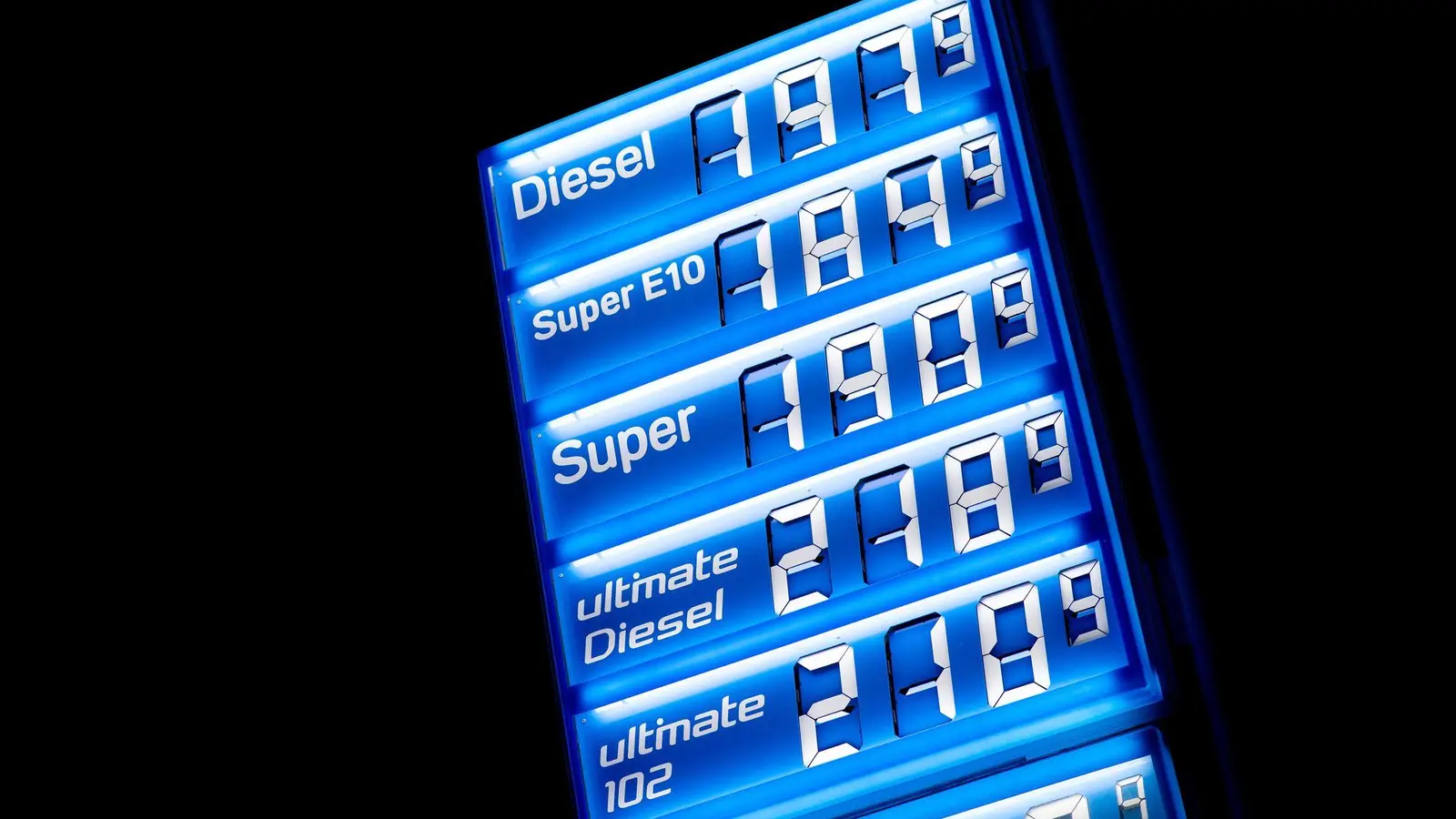 Spritpreise aus dem Jahr 2022 - im Vergleich dazu tankt es sich derzeit billig, doch was ergibt ein etwas weiterer Blick? (Foto: Hauke-Christian Dittrich/dpa)