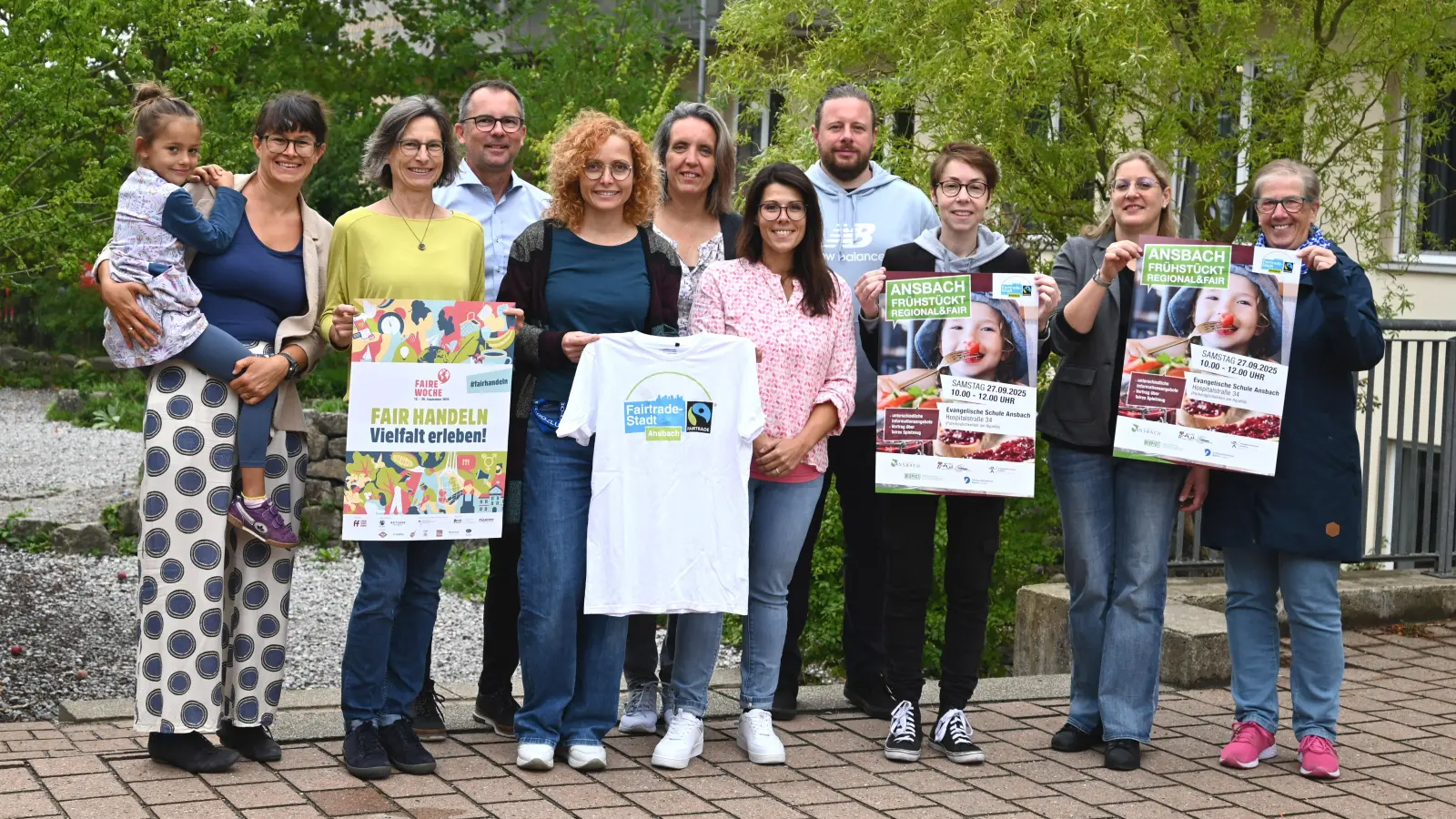 Die Steuerungsgruppe Fairtrade und Vertreter der Evangelischen Schule stellten das Programm vor (v. li.): Lisa Dänzer, Annette Friedrich, Schulleiter Thomas Baßler, Nadine Maurer, Simone Löscher, Tina Schellmann, Jan Schulte, Aline Heidemann, Anne Ziegler und Marianne Springer. (Foto: Stadt Ansbach)