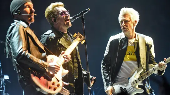 Die irische Band U2 2015 in der Lanxesarena in Köln. Jetzt sind die Musiker nach Kiew gereist. (Foto: picture alliance / dpa)