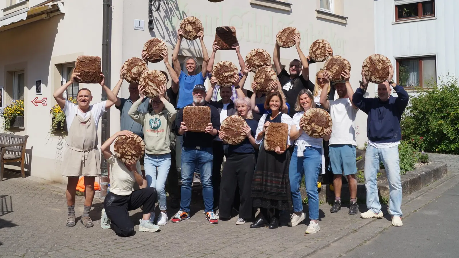Globale Kruste, lokale Krume: Ein Treffen internationaler Bäcker fand in der Bäckerei von Arnd Erbel in Dachsbach statt. (Foto: Nicole Gunkel)