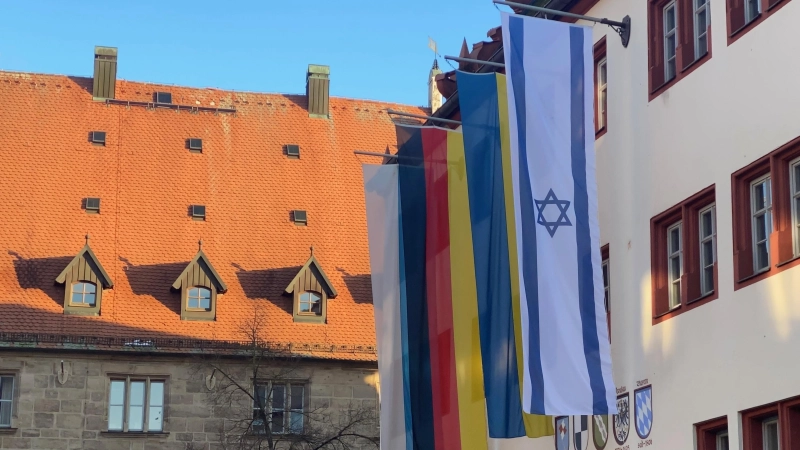 Kurz nach der Tat war die beschädigte Flagge des Staates Israel ersetzt. Seitdem gehört sie zu den Flaggen, die am Ansbacher Rathaus in wechselnder Auswahl wehen.  (Foto: Manfred Blendinger)