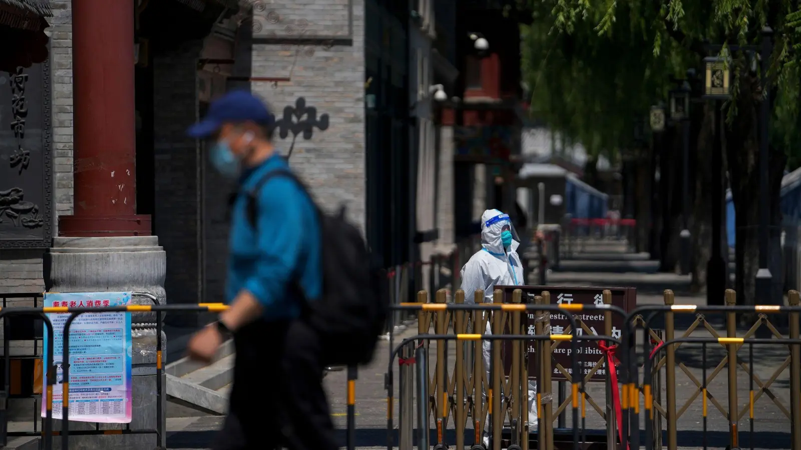 Lockdown in Peking. In den vergangenen Wochen hatte es wieder Covid-Ausbrüche in vielen Regionen gegeben, auf die China mit Lockdowns, Massentests und anderen Beschränkungen reagiert wurde. (Foto: Andy Wong/AP/dpa)