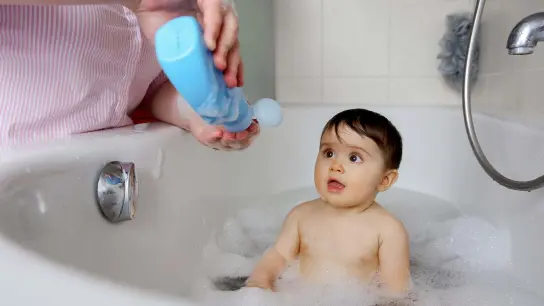 Endgegner Haarewaschen: Mit einem Kindershampoo, das wenig brennt und ziept, geht es leichter. Aber sie enthalten oft die gleichen problematischen Inhaltsstoffe wie Produkte für Erwachsene. (Foto: Mascha Brichta/dpa-tmn)