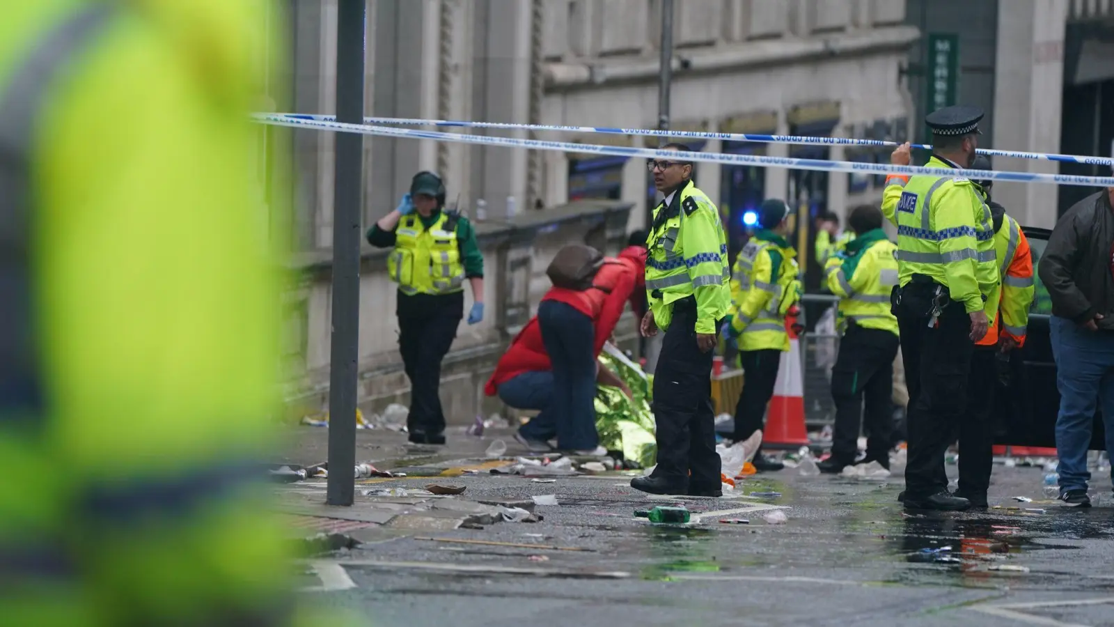 In Liverpool sind etliche Polizei- und Rettungskräfte im Einsatz. (Foto: Owen Humphreys/PA/AP/dpa)