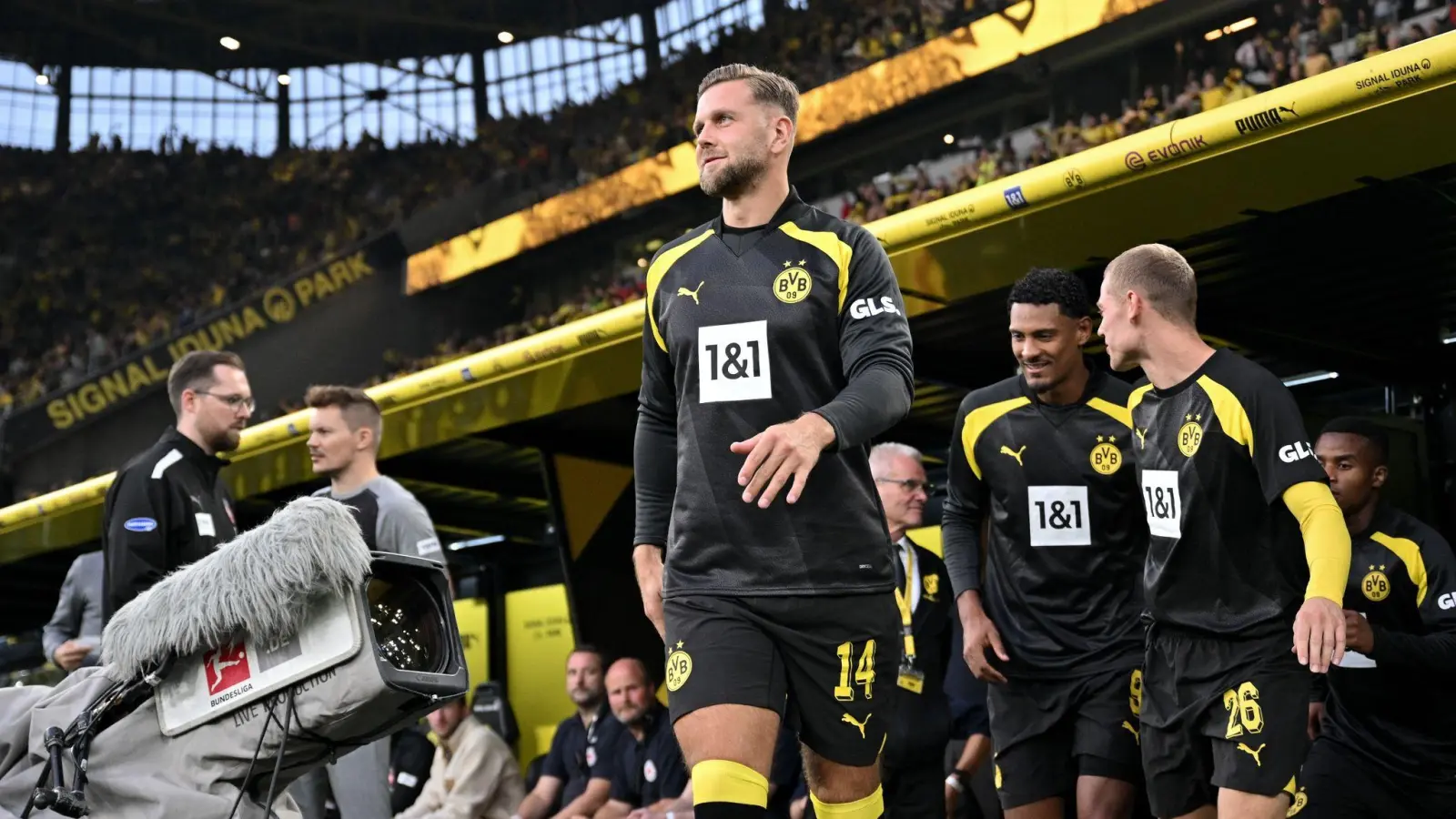 Dortmunds Sportdirektor Sebastian Kehl schwärmt von Neuzugang Niclas Füllkrug (M). (Foto: Bernd Thissen/dpa)