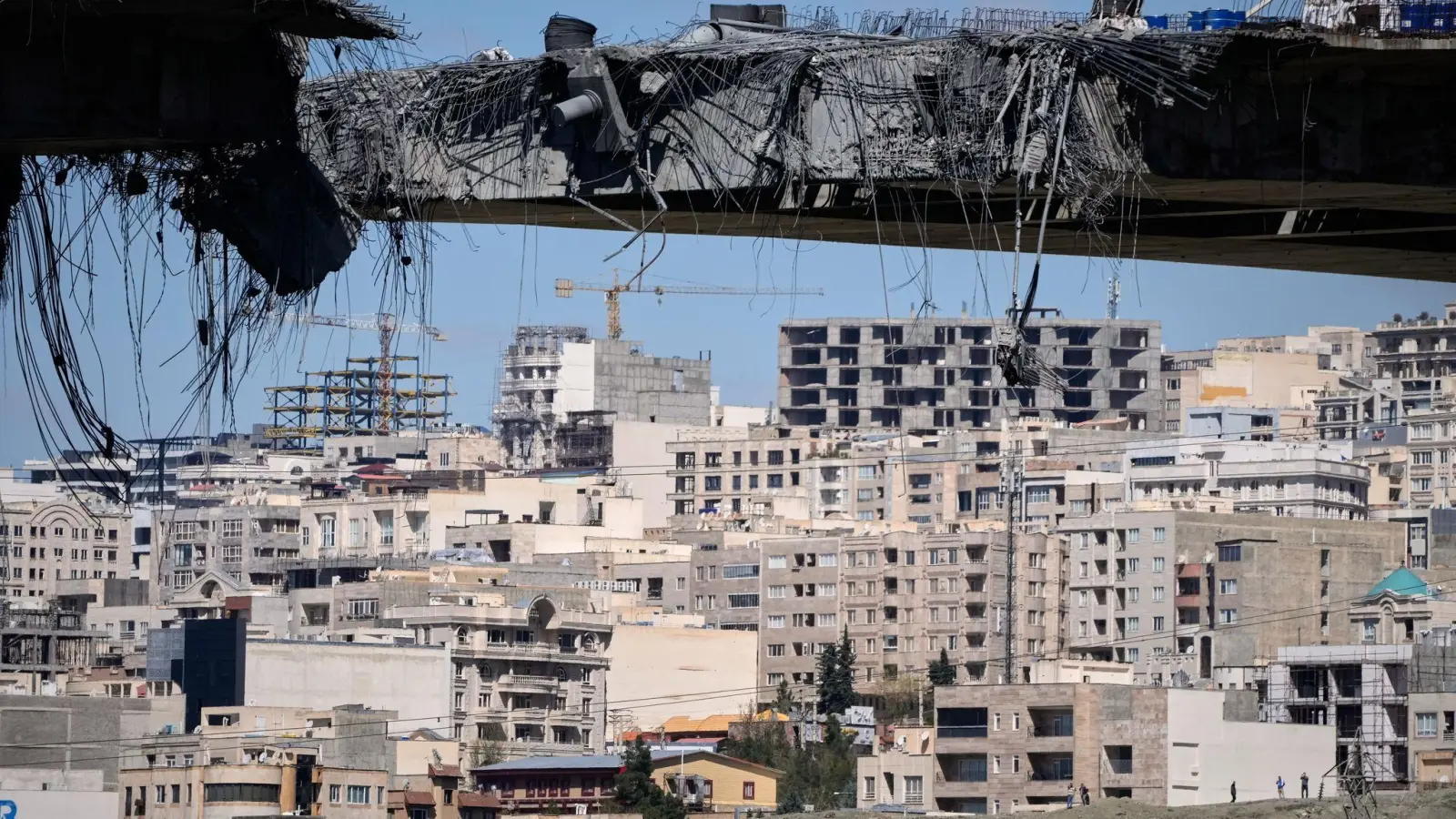 Trump droht dem Iran „völlige Zerstörung„ an.  (Foto: Vahid Salemi/AP/dpa)