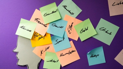 Ob mit Depression, Angst- oder Autismus-Spektrum-Störung: Die Symptome psychischer Erkrankungen können Betroffenen im Alltag oft Zeit, Geld und Energie kosten.  (Foto: Christin Klose/dpa-tmn)