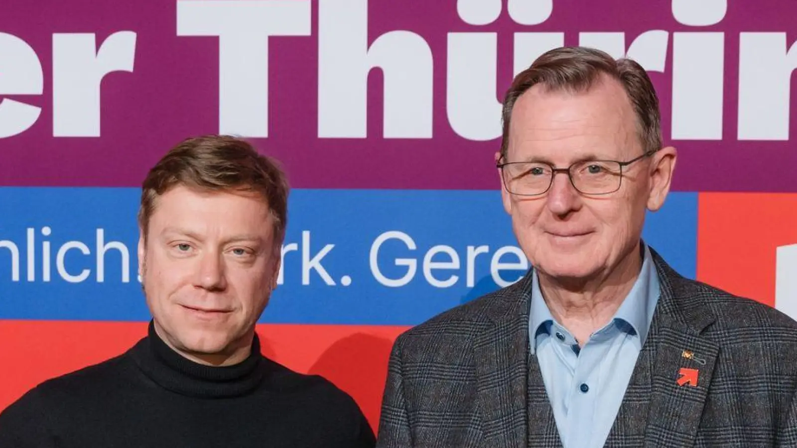 Bundes-Parteivorsitzender Martin Schirdewan (l) und Thüringens Ministerpräsident Bodo Ramelow am Rande des Landesparteitags der Linken Thüringen. (Foto: Michael Reichel/dpa)