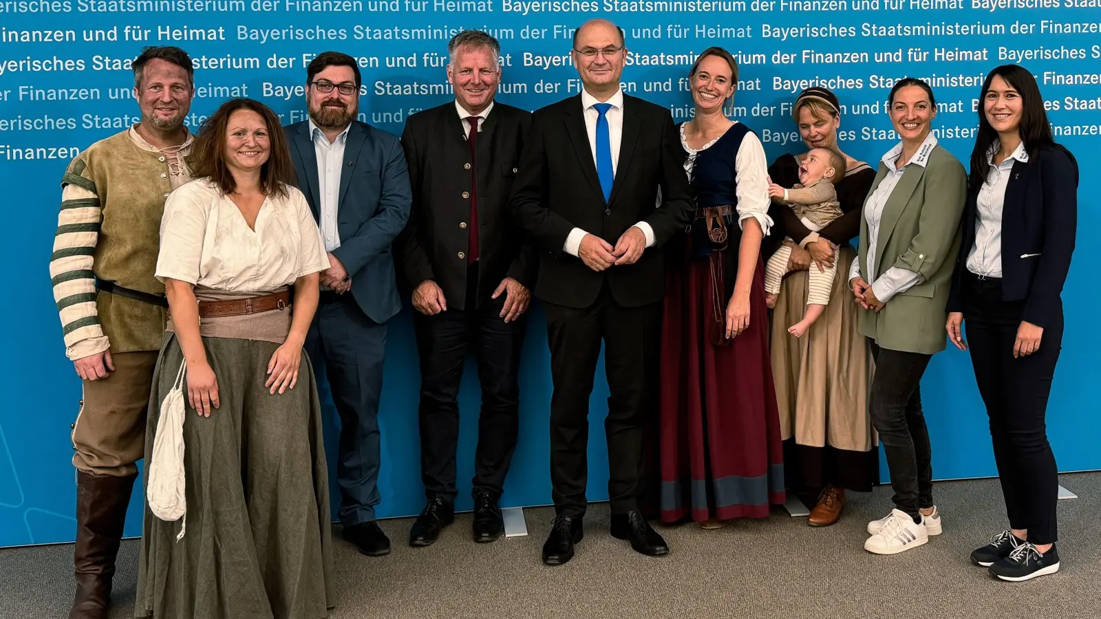 Trafen sich anlässlich der Verleihung der Fördermittel (von links): Florian Vogel, Marianka König und Martin Wegele vom Festspiel, der Geschäftsführer des Landesvereins für Heimatpflege Dr. Rudolf Neumaier, Staatsminister der Finanzen und für Heimat Albert Füracker, sowie die Feestspieler Verena Reihs, Barbara Klausecker mit Samuel Roeder Gonzalez, Laura Roeder Gonzalez und Manuela Schöler. (Foto: Max Ohr)