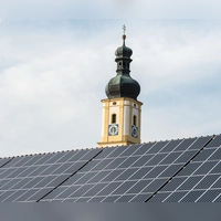 Private Hausbesitzer investierten über Jahre kräftig in die Solarenergie. Doch die Nachfrage ist mittlerweile gesunken, und würde laut Bundesverband BSW Solar bei einer Streichung der Förderung weiter sinken. (Symbolbild) (Foto: Armin Weigel/dpa)