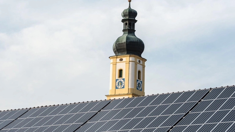 Private Hausbesitzer investierten über Jahre kräftig in die Solarenergie. Doch die Nachfrage ist mittlerweile gesunken, und würde laut Bundesverband BSW Solar bei einer Streichung der Förderung weiter sinken. (Symbolbild) (Foto: Armin Weigel/dpa)