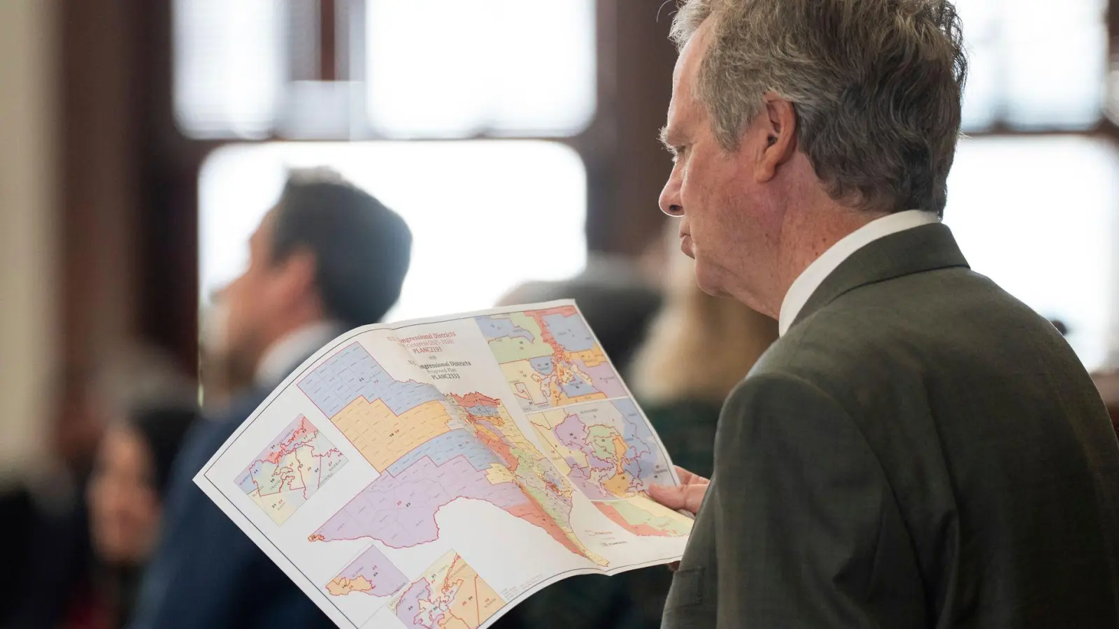 Der republikanische Abgeordnete Mike Olcott betrachtet die neu gezeichnete Wahlkreiskarte. (Archivbild) (Foto: Mikala Compton/Austin American-Statesman/AP/dpa)