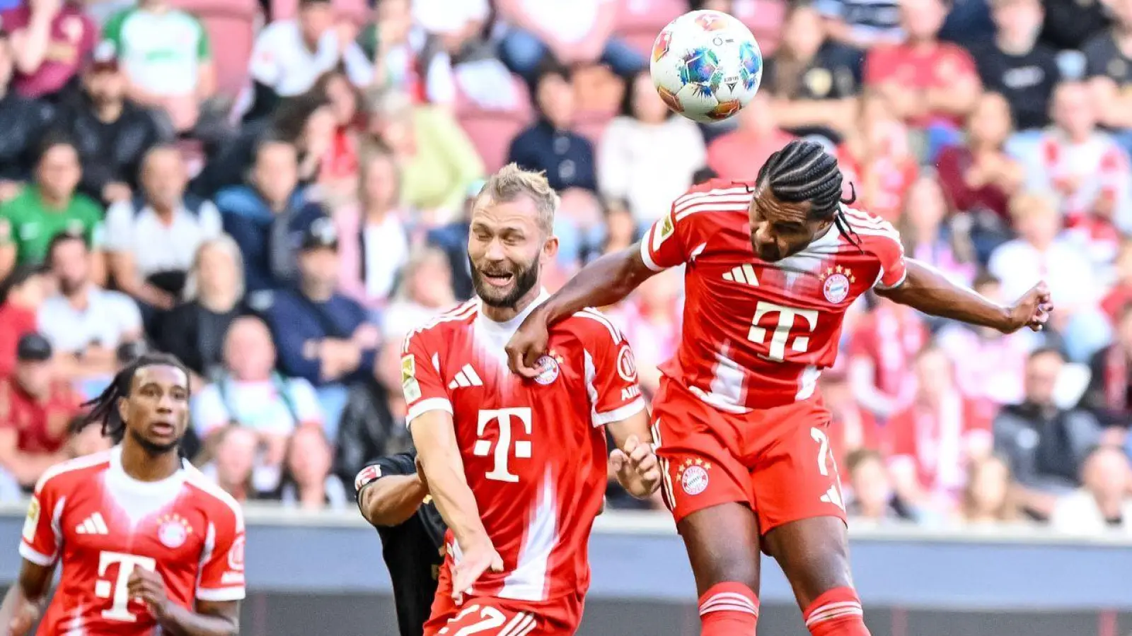 Serge Gnarby traf per Kopf zum 1:0 für den FC Bayern. (Foto: Harry Langer/dpa)