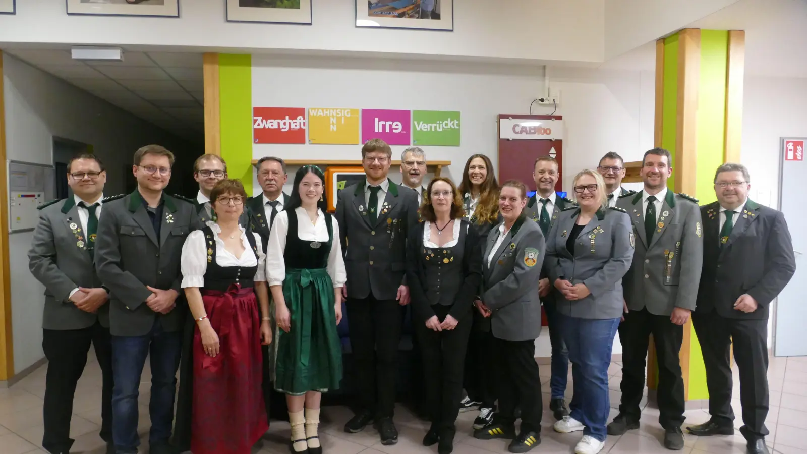 Die künftige Führungsriege des Schützengaues Uffenheim (von links): Markus Retta, Sebastian Meixner, Bastian Schleißing, Hannelore Schwab, Horst Hendel, Enya Full, Thomas Schirmer, Matthias Herbst, Bianca Nahrhaft, Jennifer Münch, Dagmar Klingler, Rüdiger Ott, Nelli Wolf, Holger Hufnagel, Florian Bibelriether und der Präsident des Mittelfränkischen Sportschützenbundes, Markus Harrer. (Foto: Helmut Meixner)