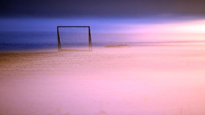Ist da Weite oder Leere? Alleinsein kann sich unterschiedlich anfühlen.  (Foto: Federico Gambarini/dpa/dpa-tmn)