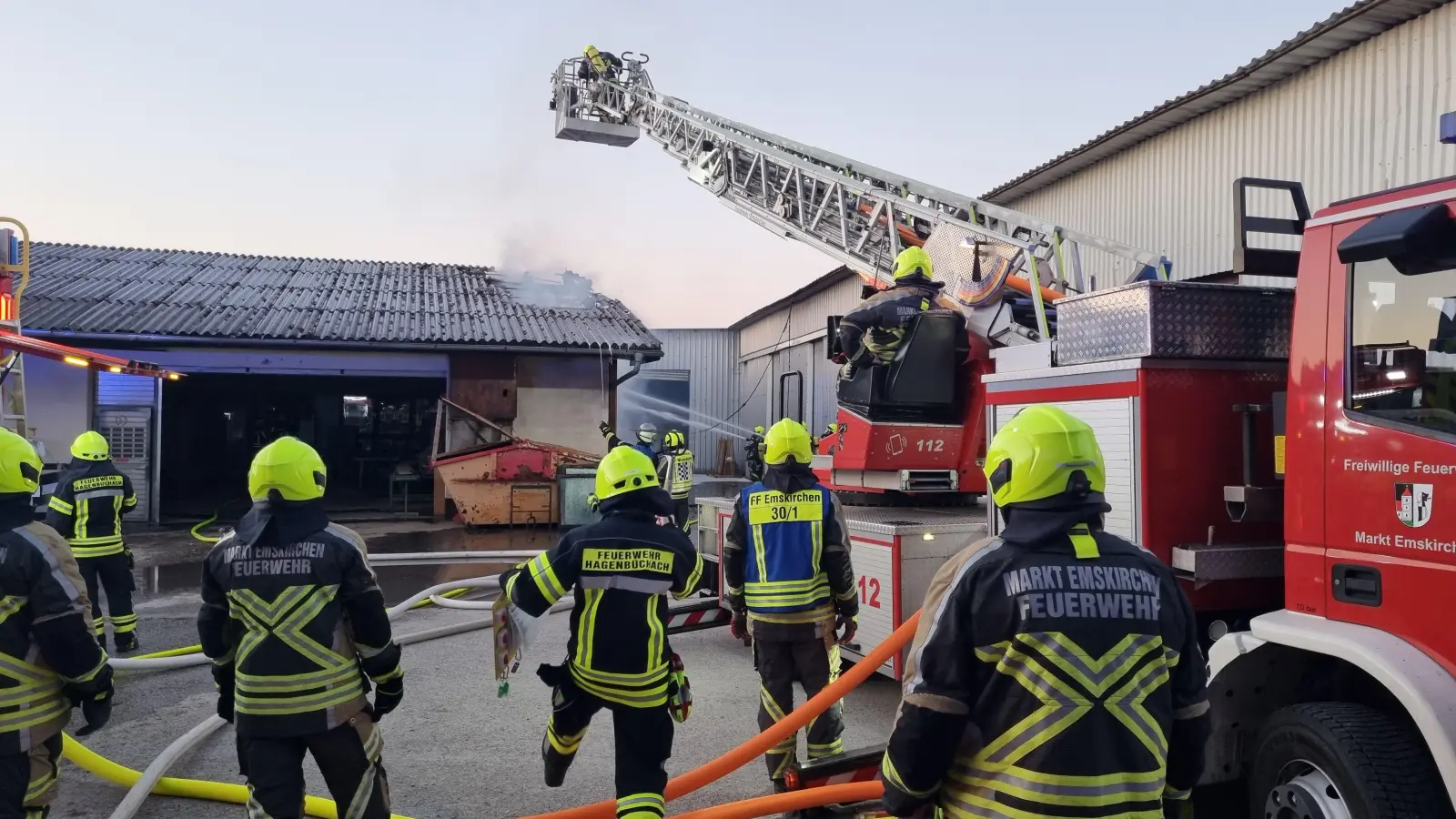 Mit der Drehleiter wurden die Flammen im Dachstuhl bekämpft. (Foto: Kreisfeuerwehrverband Neustadt/Rainer Weiskirchen)