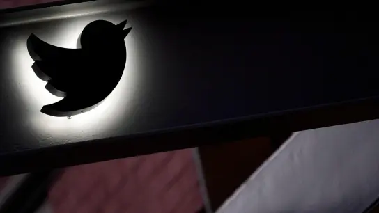 Twitter steht immer wieder für seinen Umgang mit Desinformation in der Kritik. (Foto: Mary Altaffer/AP)