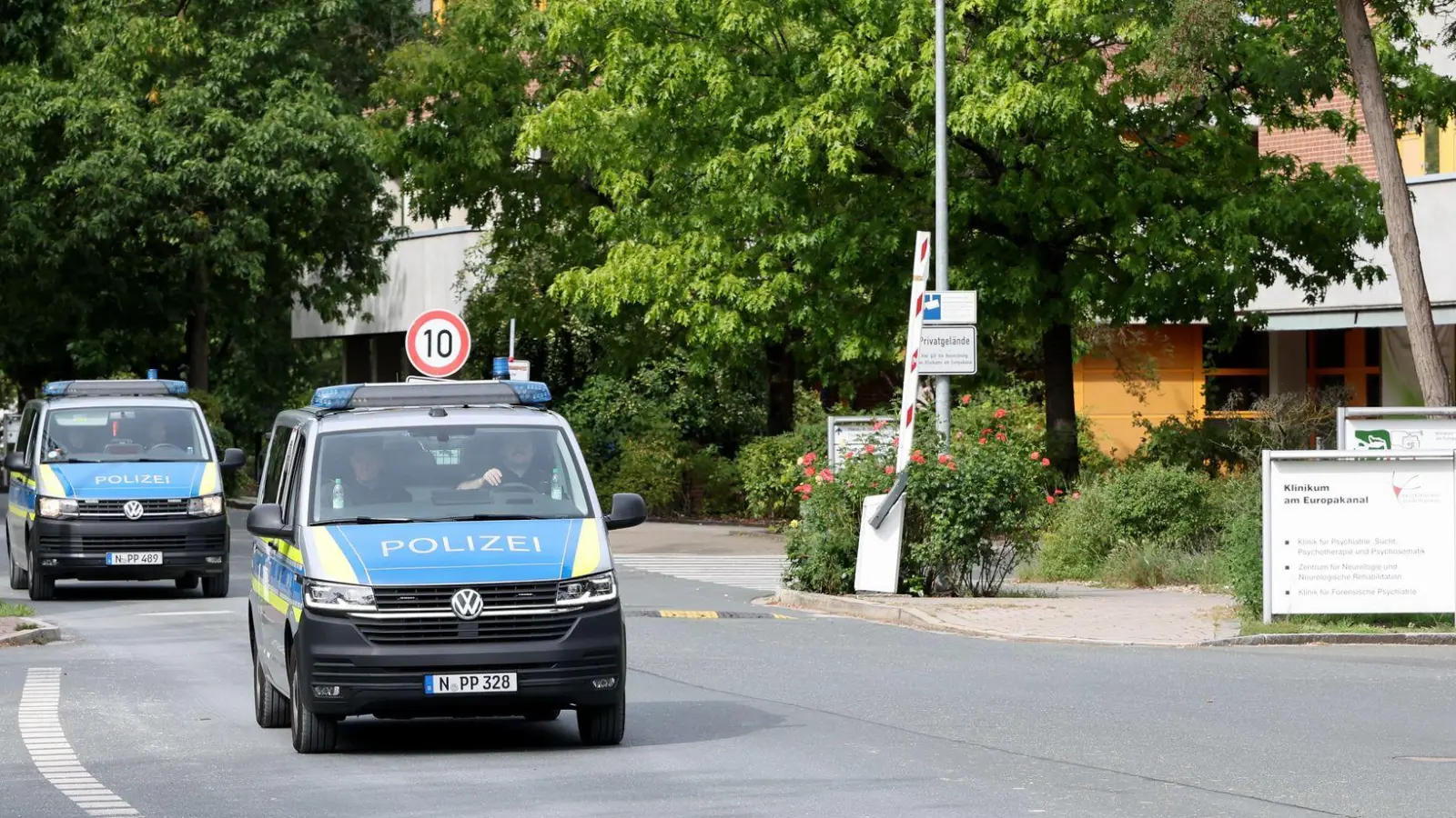 Der Mann soll sich noch während seines Ausgangs ins Ausland abgesetzt haben. Seit Sonntag ist er wieder in der Forensischen Psychiatrie in Erlangen untergebracht. (Foto: Daniel Löb/dpa)