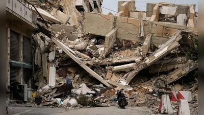 Die israelischen Angriffe haben im Libanon viel Zerstörung angerichtet. (Foto: Bilal Hussein/AP/dpa)