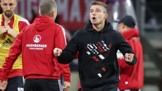 Der Nürnberger Trainer Robert Klauß (r) freut sich über einen Treffer. (Foto: Daniel Karmann/dpa/Archiv)