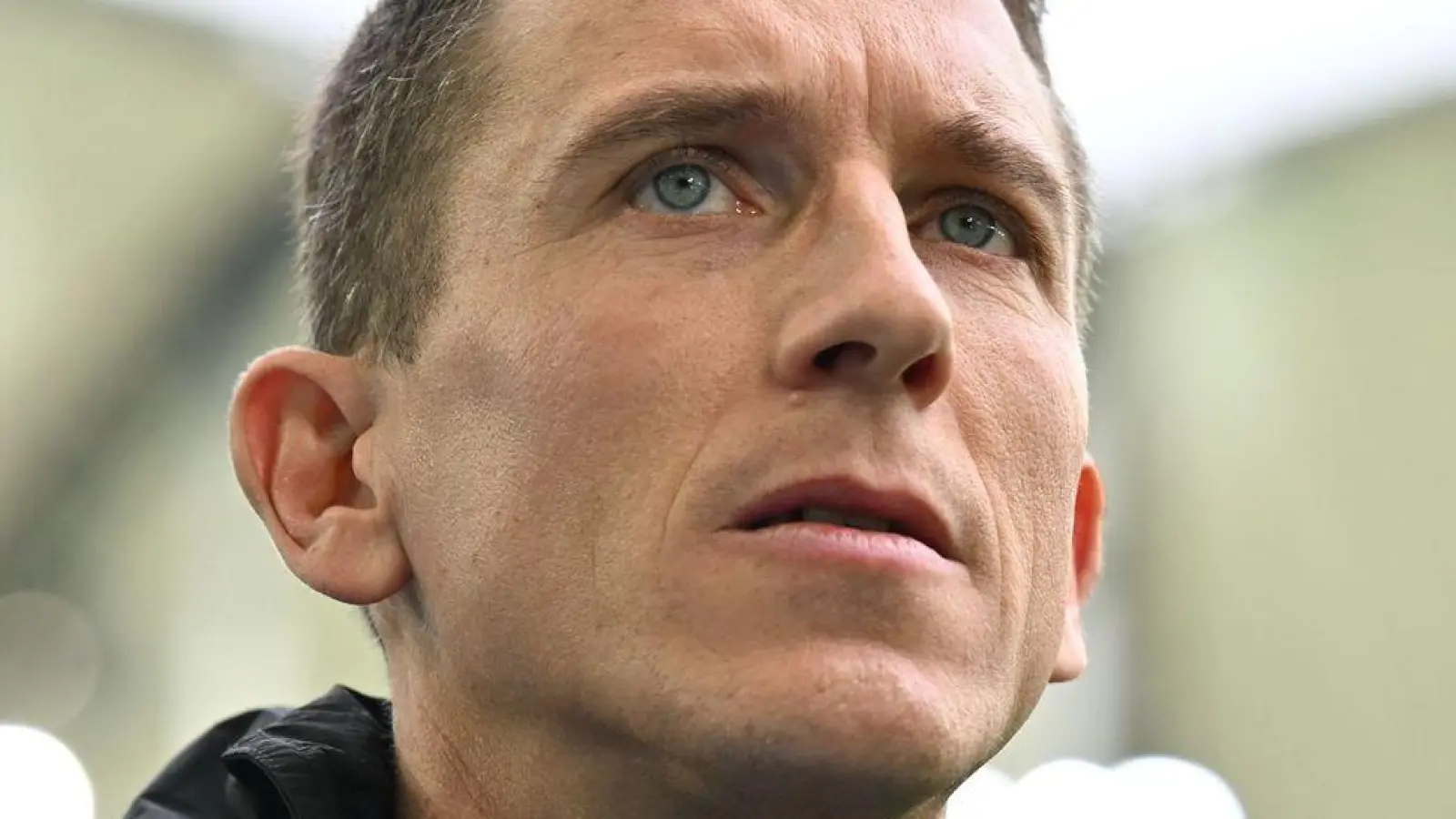 Wolfsburgs Trainer Daniel Bauer vor dem Spiel gegen Augsburg. (Foto: Swen Pförtner/dpa)