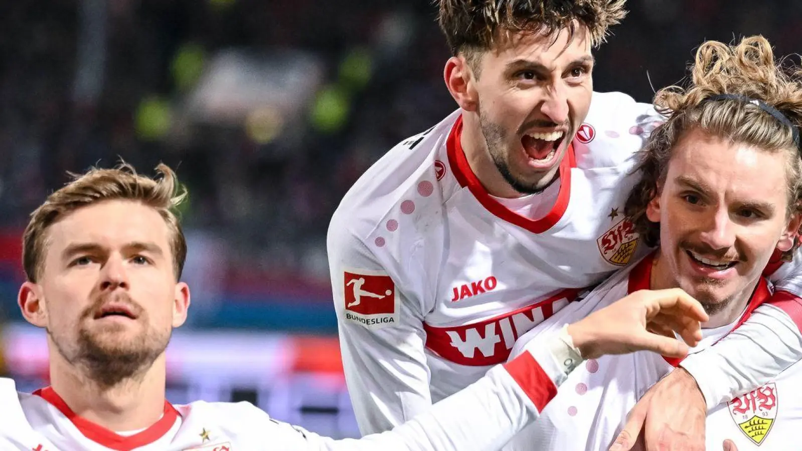 Nick Woltemade (rechts) soll laut den VfB-Verantwortlichen auch in der kommenden Saison für Stuttgart jubeln. (Foto: Harry Langer/dpa)