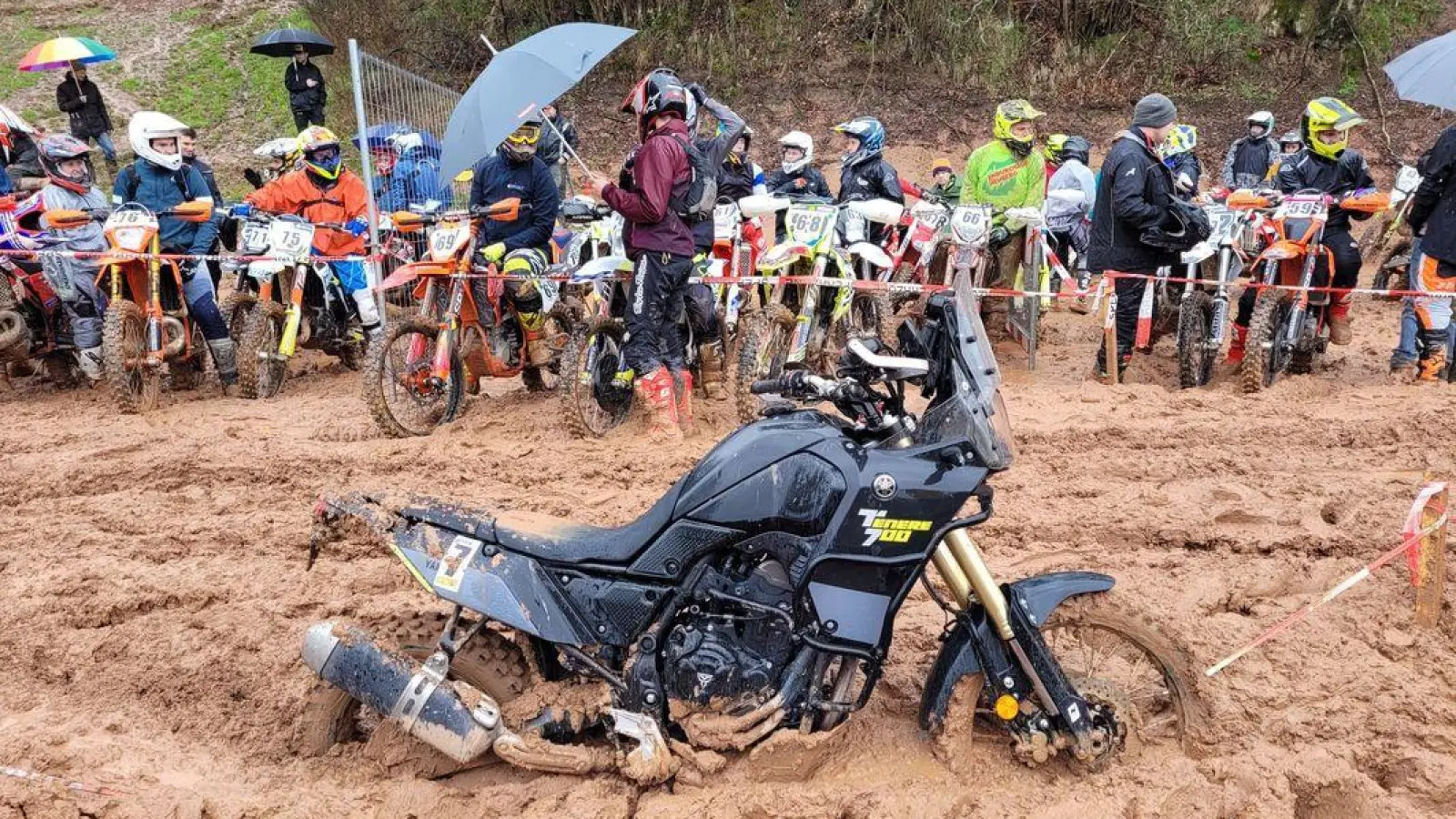 Eine Maschine aus der Klasse „Battle of Twin“ steckte im Schlamm fest und konnte nur mit einem Bagger geborgen werden. (Foto: Roland Günster)
