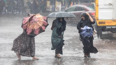 Frauen gehen bei Regen über eine Straße in Bangladesch. (Foto: Md. Rakibul Hasan/ZUMA Press Wire/dpa)