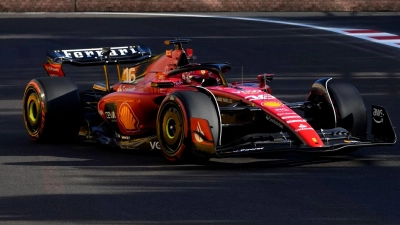 Ferrari-Pilot Charles Leclerc startet beim Sprint von ganz vorne. (Foto: Darko Bandic/AP/dpa)