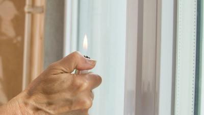 Mit dem Kerzen- oder Feuerzeugtest kann man Zweifach- und Dreifachverglasung sowie Wärmeschutzbeschichtungen erkennen: Violette Spiegelbilder deuten auf eine Beschichtung hin. (Foto: Christin Klose/dpa-tmn)